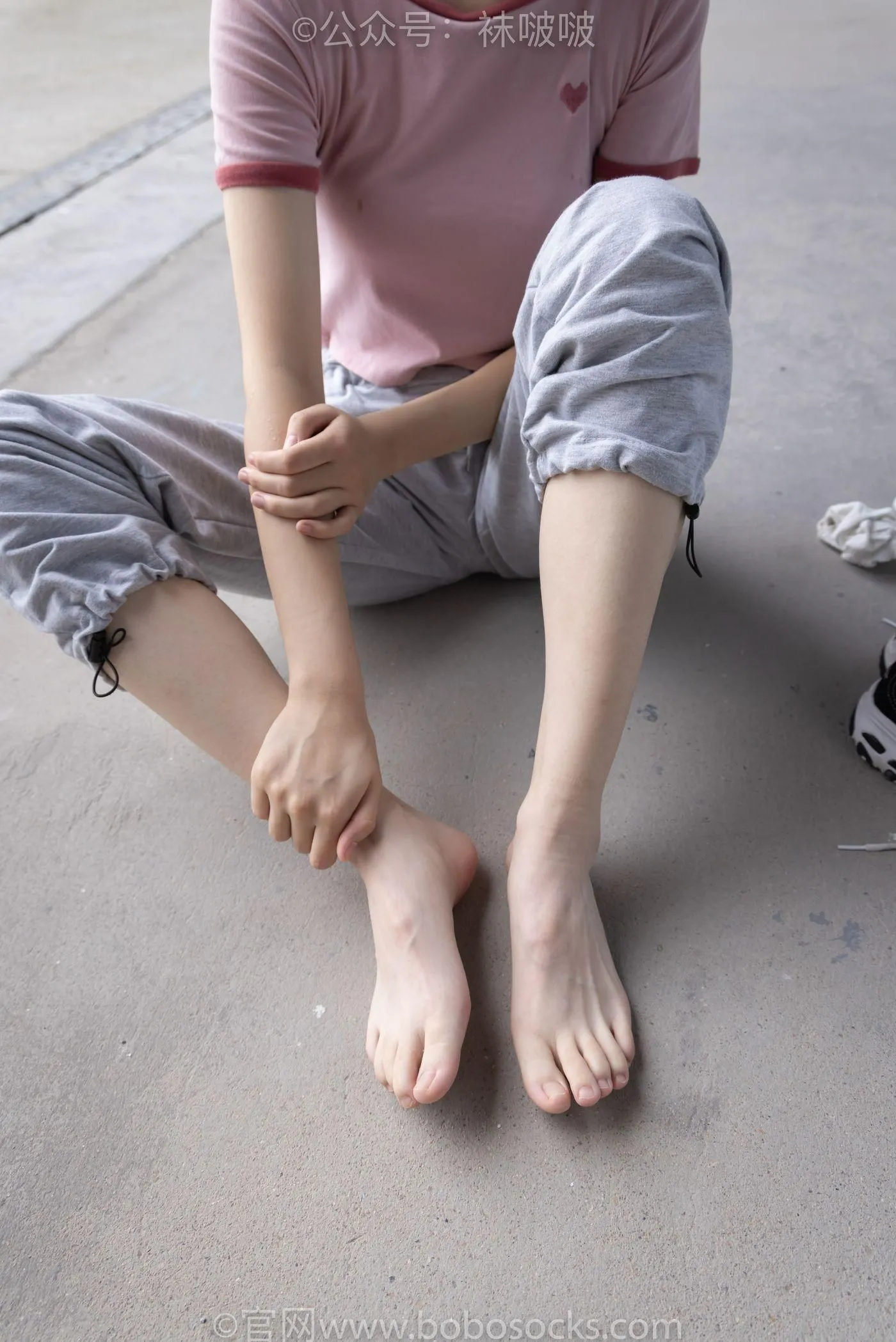 [BoBoSocks袜啵啵]NO.016 熊熊-斯凯奇运动鞋、棉袜（踩脏）、裸足 [147P]插图2